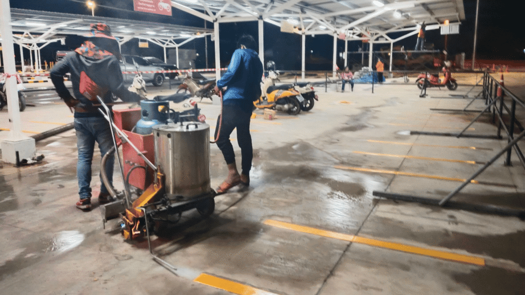 ตีเส้นจอดรถ